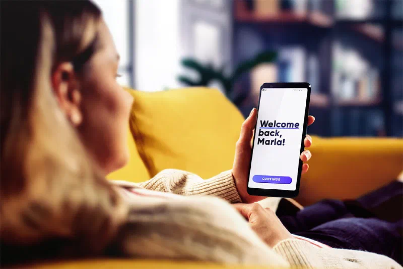 Frau öffnet Invirto App